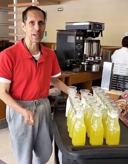 Miguel Luis reparte agua en un restaurante. 