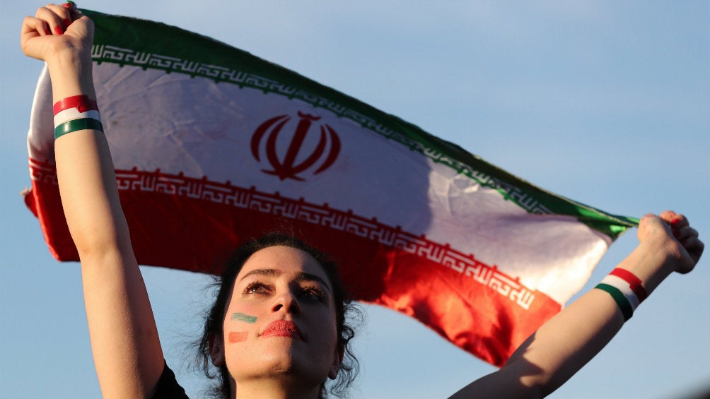 Una aficionada con su bandera de Irán