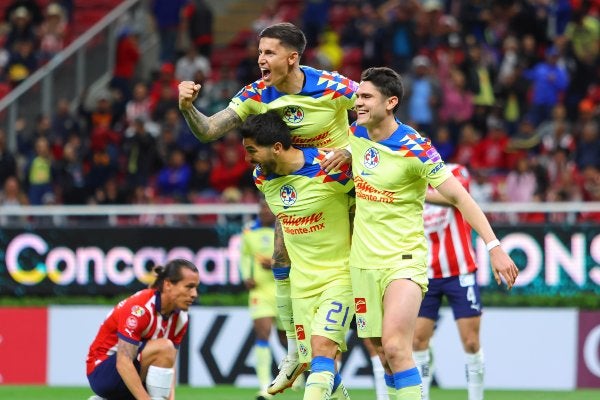 Jugadores de América festejan un gol en el juego de Ida