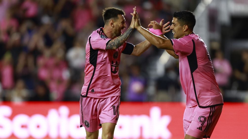 Messi celebra con Luis Suárez