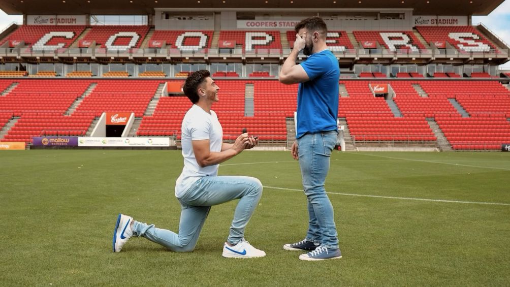 Cavallo le pidió matrimonio a su pareja en el estadio donde juega