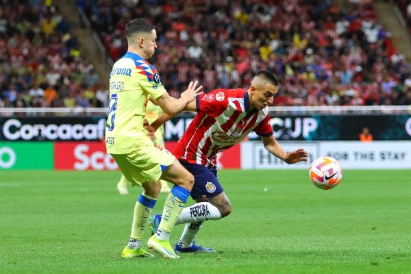 Alvarado pelea el balón con Fidalgo