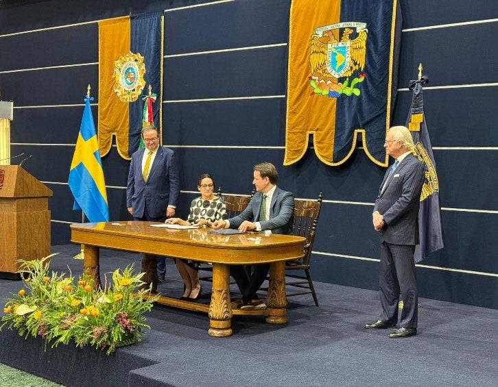 La firma del convenio entre la UNAM y la Universidad de Gotemburgo.