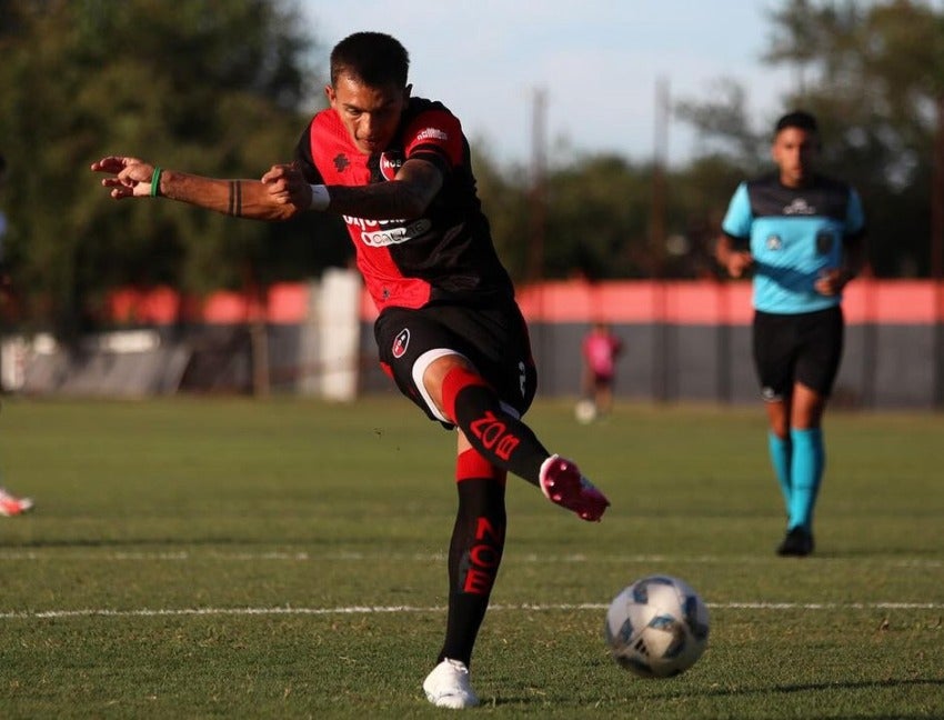 En partido con el equipo rojinegro 