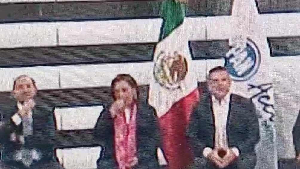 Ya en otro evento público, Gálvez fue captada pegando su chicle en una silla. 