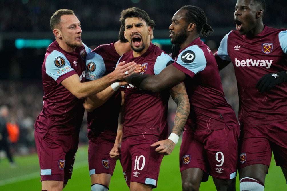 Jugadores de West Ham celebran con Lucas Paquetá