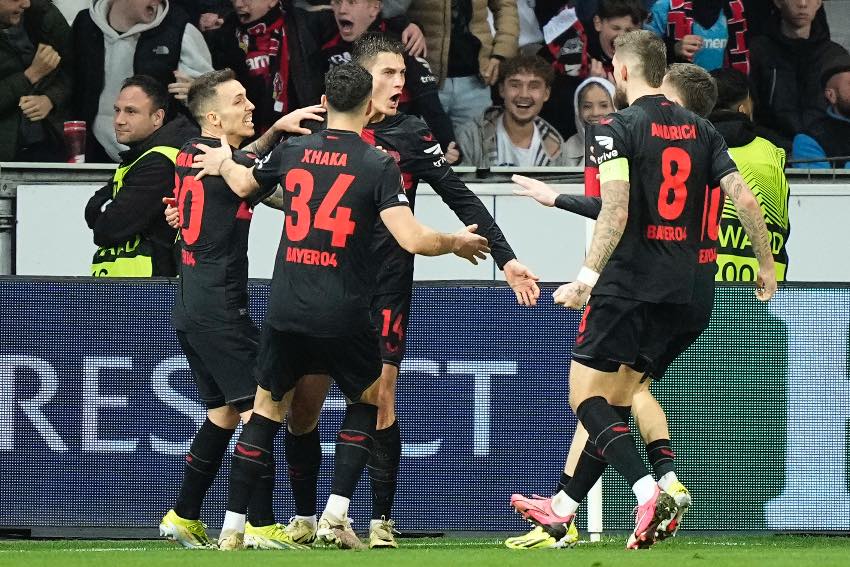 Leverkusen en celebración de gol