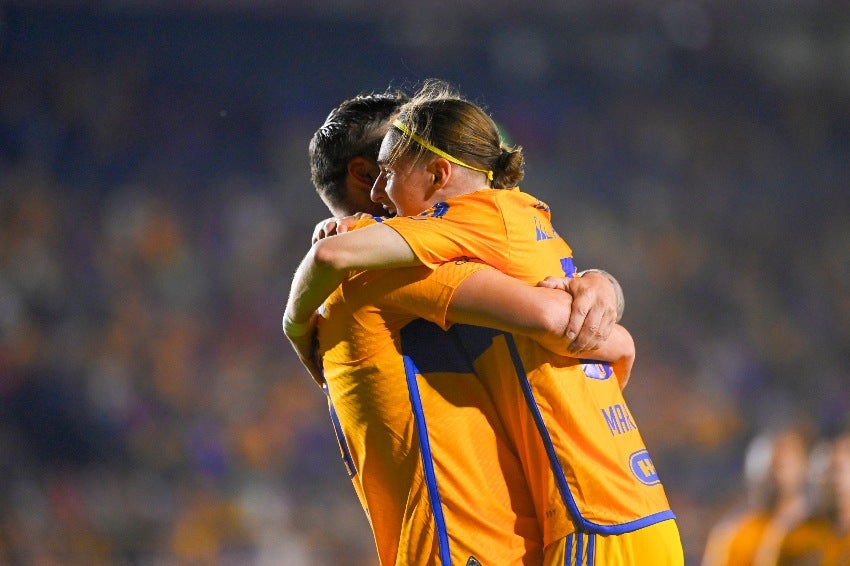 Gignac y Marcelo Flores en celebración de gol