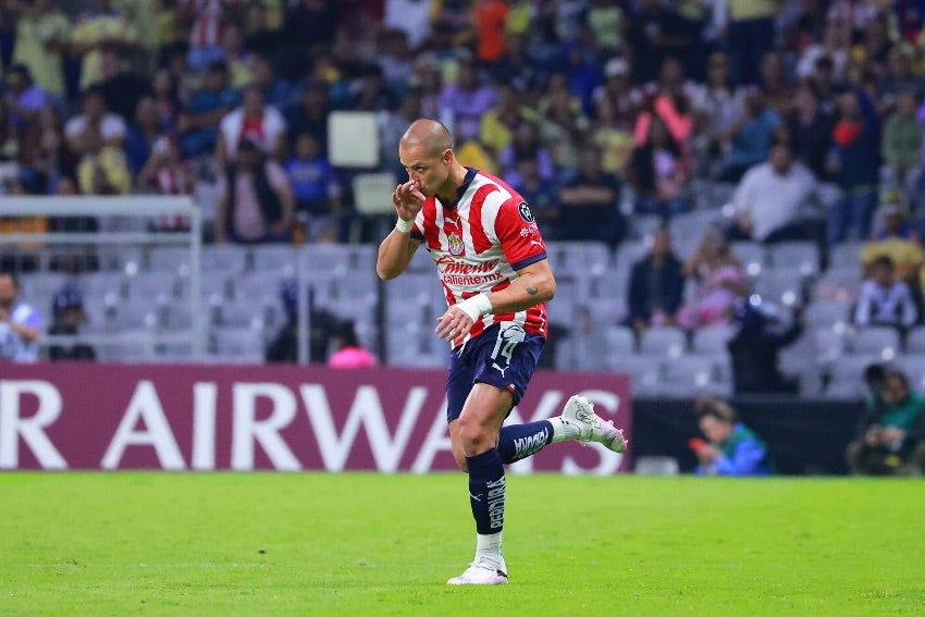 Chicharito en un partido de Chivas