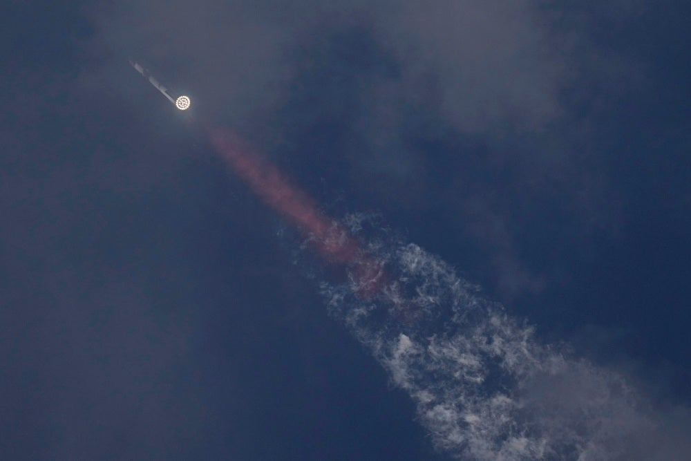 La nave espacial no llevaba personas ni satélites a bordo.