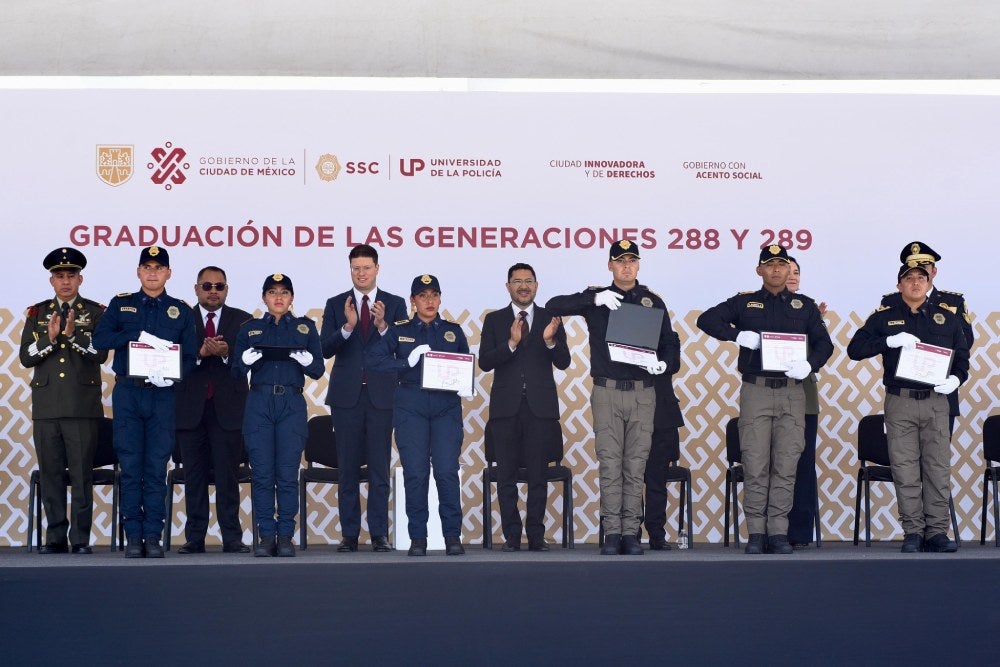 Martí Batres, Jefe de Gobierno, felicitó a los nuevos policías de carrera.