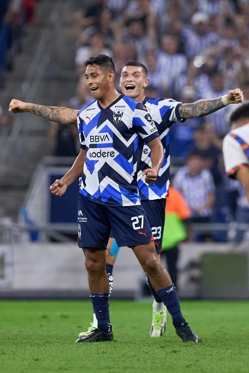 Luis Romo en celebración de gol 