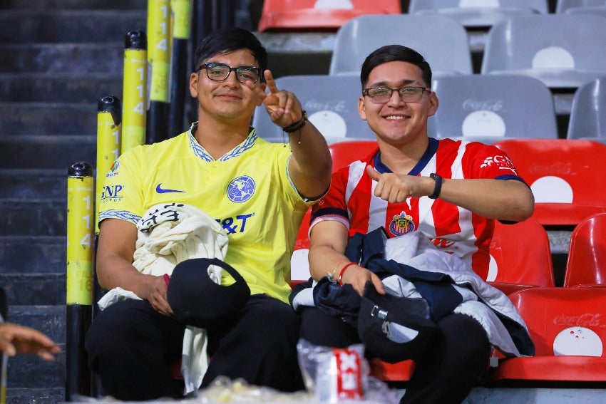 Aficionados de América y Chivas en el Clásico Nacional