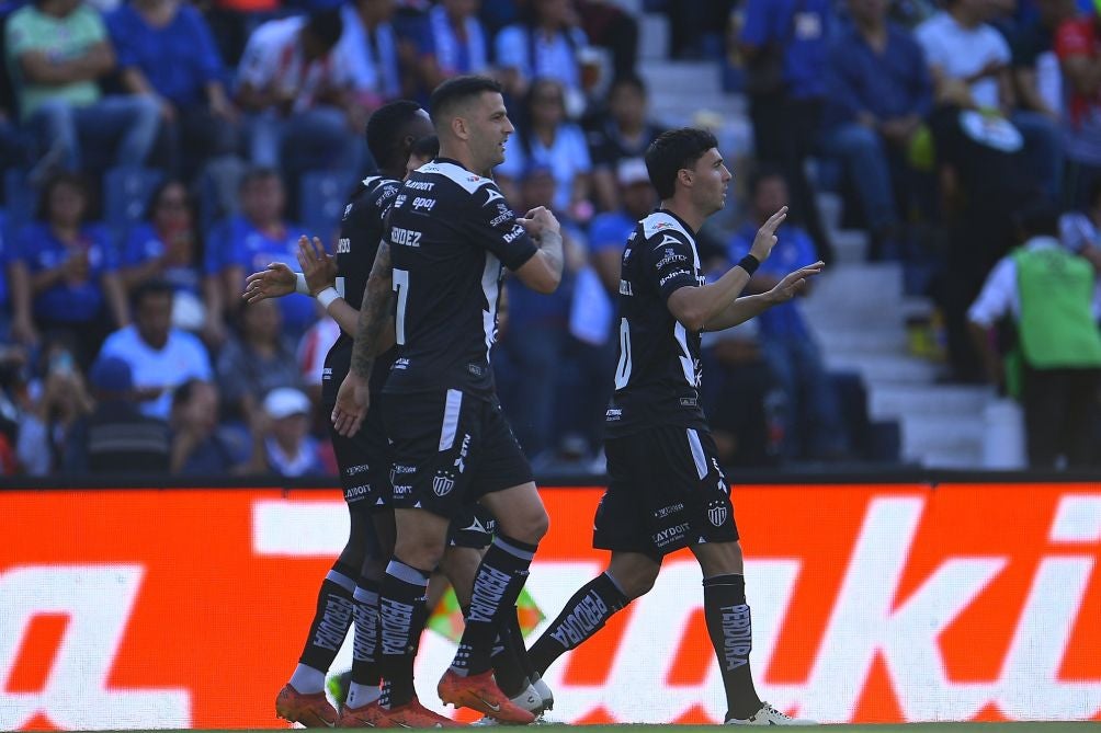 Jugadores de Necaxa en festejo de gol con Cambindo