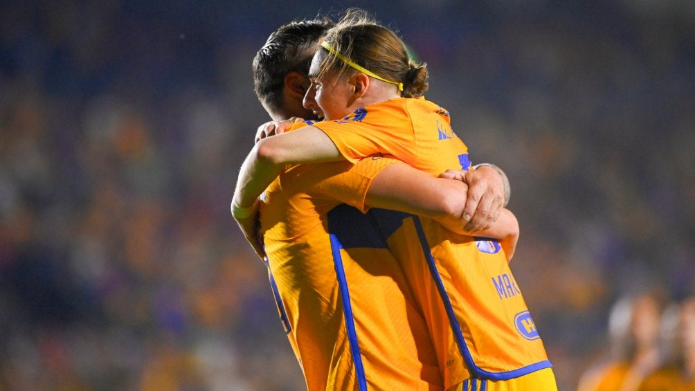 Gignac celebrando con Marcelo Flores