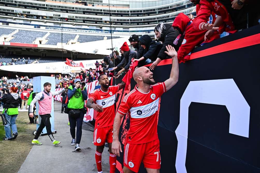 Jugadores de Chicago Fire saludan a sus fans