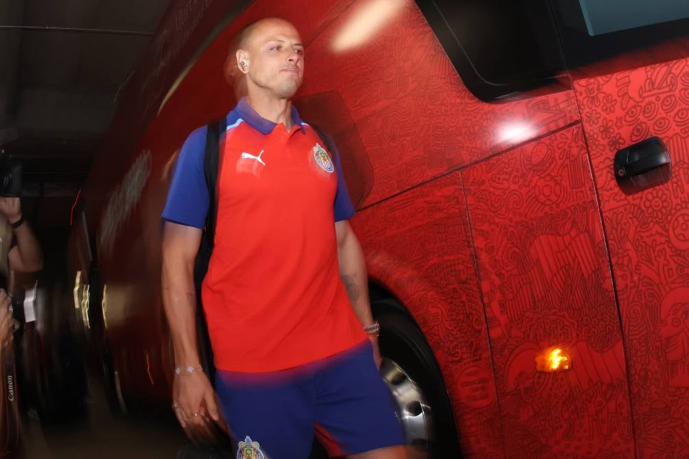 Javier Hernández en su llegada al estadio