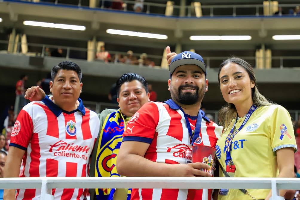 La afición de ambos equipos en el Estadio Akron