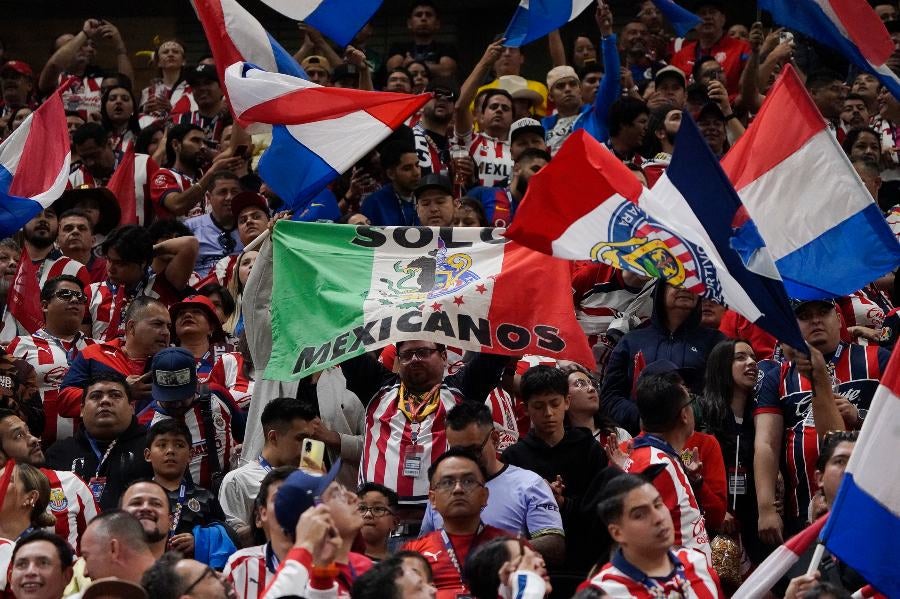 Aficionados de Chivas en el Clásico Nacional