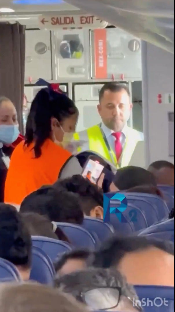 Una doctora que estaba dentro del vuelo ayudó en las labores de parto.