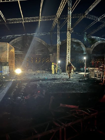 El fuego consumió todo el salón de fiestas. 