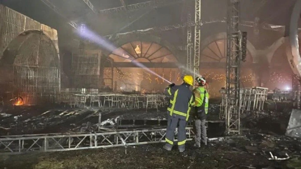 Los bomberos apagaron el incendio que consumió todo. 