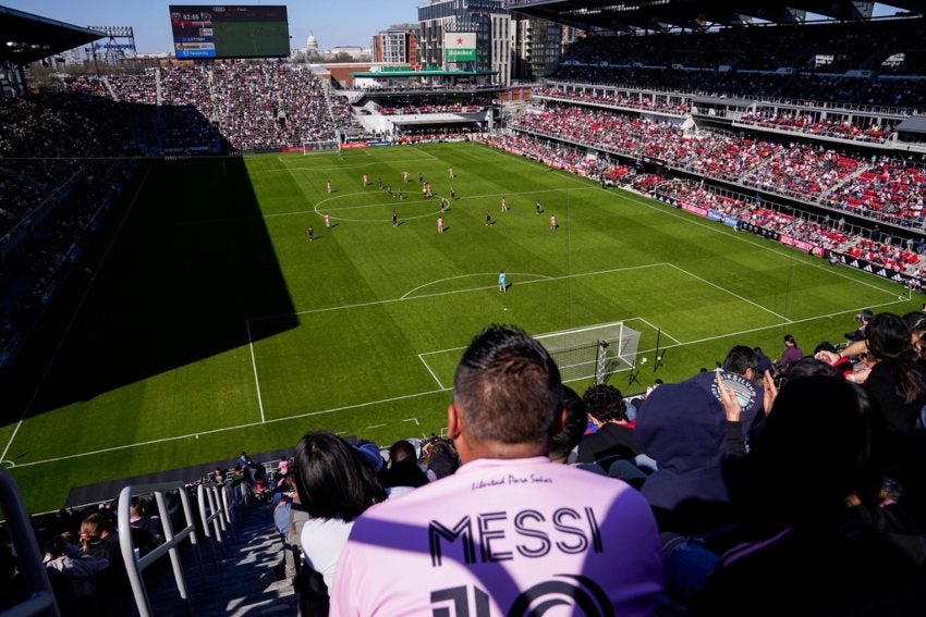 Los aficionados portando su dorsal 