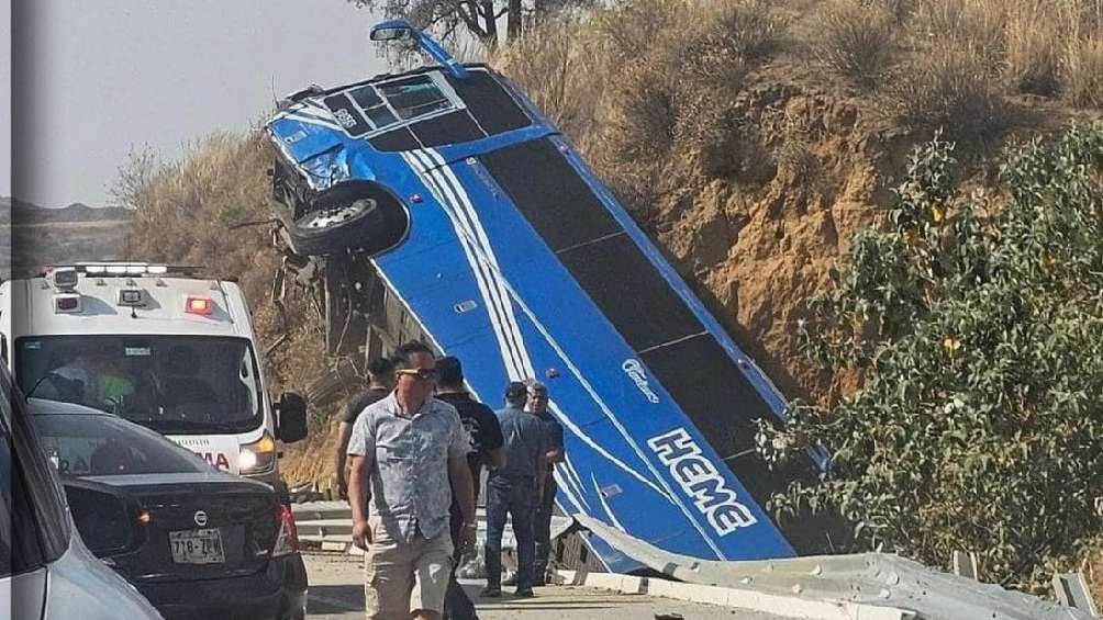 El autobús se quedó sin frenos y volcó. 