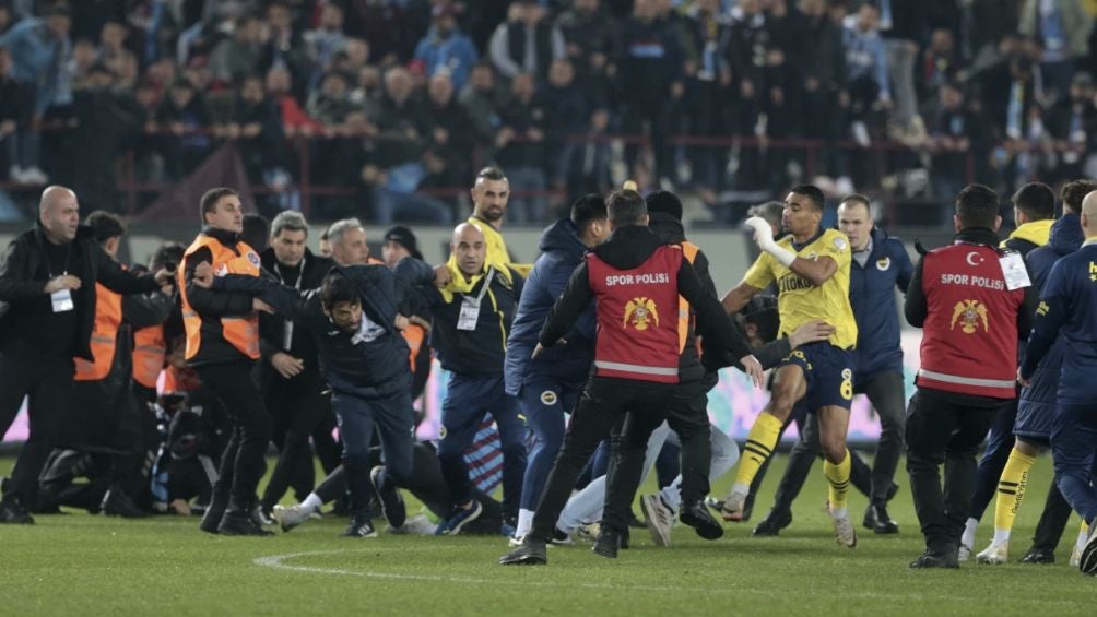 Los jugadores del Fenerbahce se defendieron a los ataque de aficionados