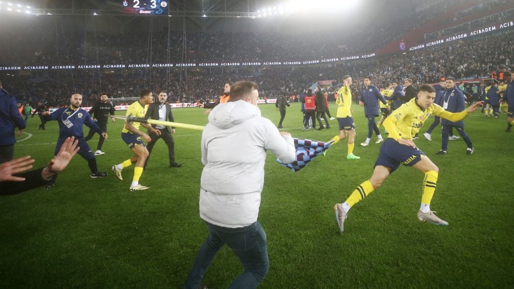 Jugadores del Fenerbahce huteron al vestidor