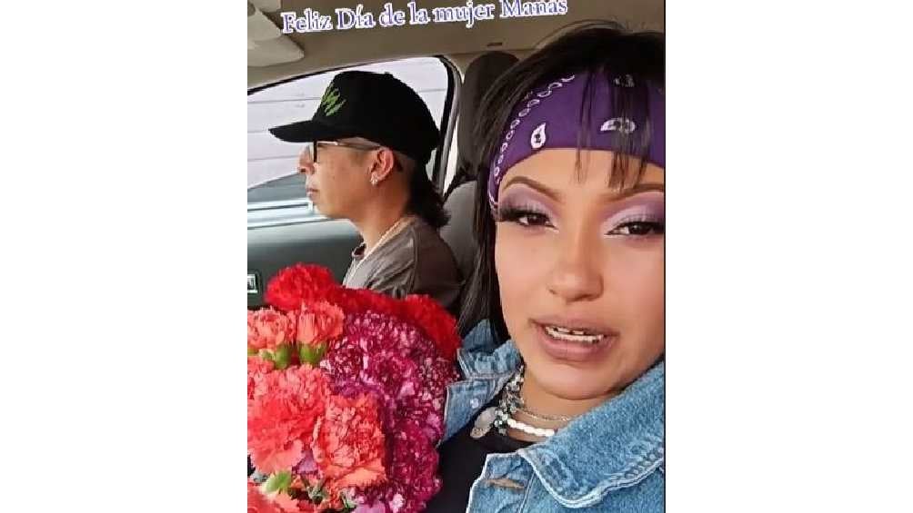 El pasado 8 de marzo su pareja la acompañó a regalar flores. 