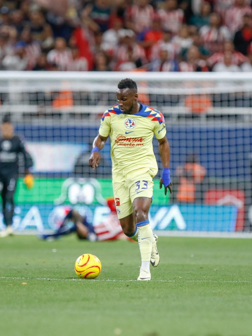 Quiñones en el clásico ante Chivas