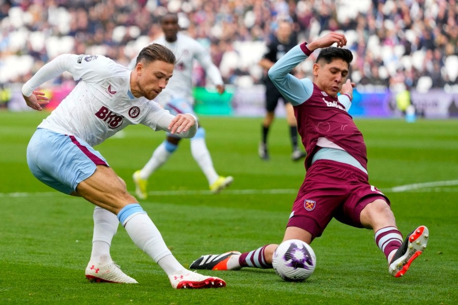 Edson Álvarez en un juego de Premier League