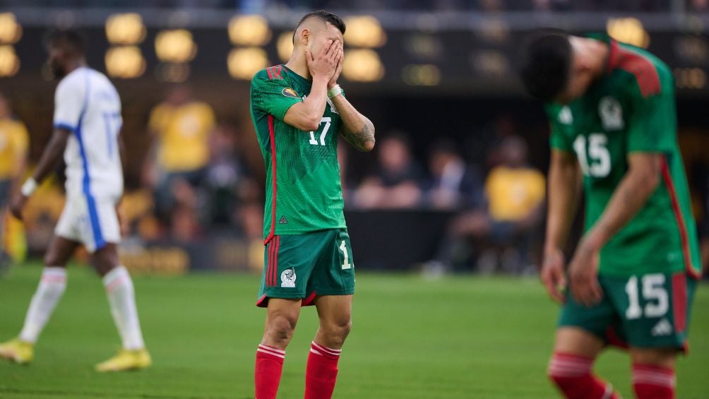 Pineda se lamenta tras un partido