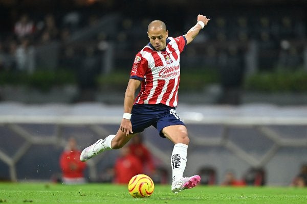 Chicharito durante un partido