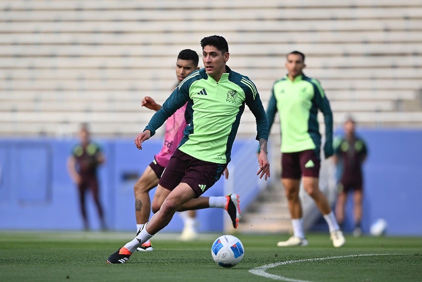 Edson Álvarez en entrenamiento con México