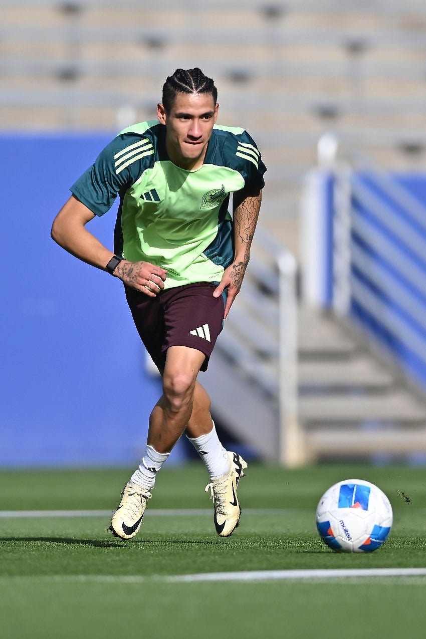 Uriel Antuna en entrenamiento con el Tricolor