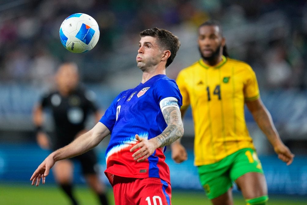 Christian Pulisic controla el balón frente a Kasey Palmer