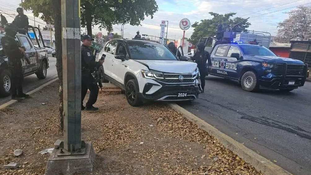 La camioneta en la que iba el cantante y sus acompañantes quedó sobre un camellón. 