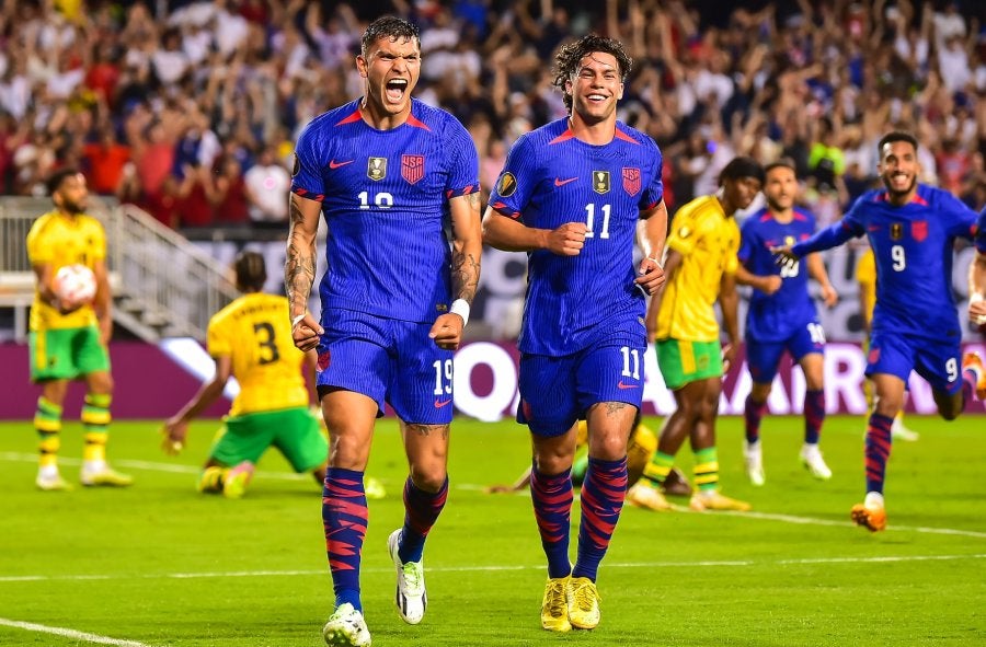 Brandon Vázquez celebra gol con Cade Cowell