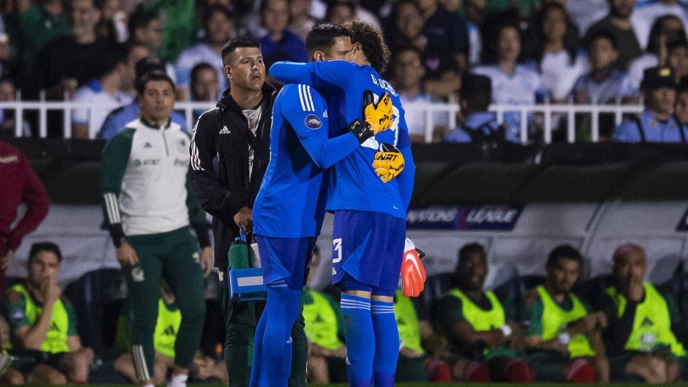 Ochoa saliendo de cambio por Malagón