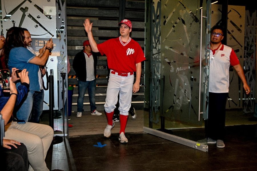 Trevor Bauer en la sala de prensa del AHH