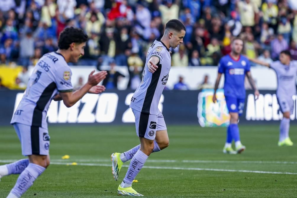 Fidalgo en celebración durante el partido en Los Ángeles