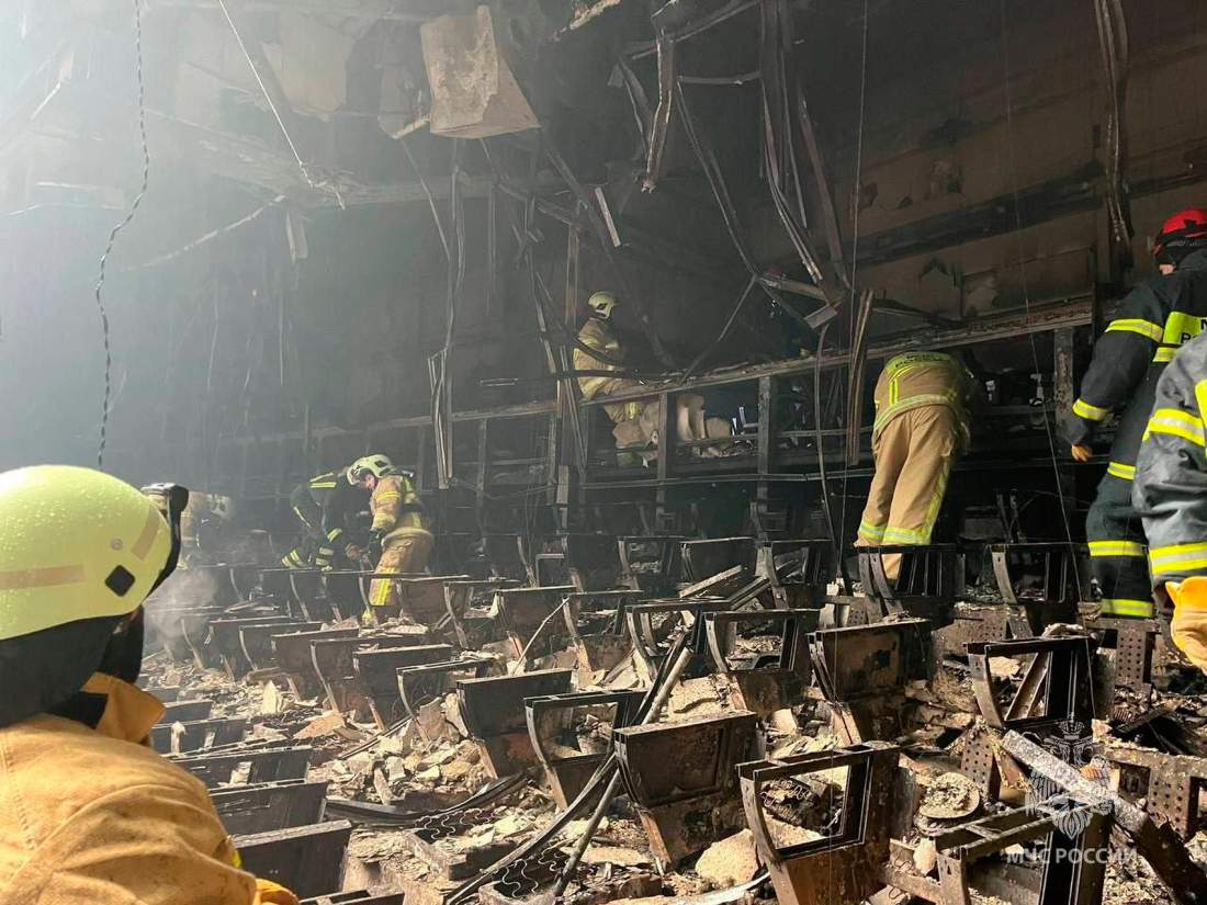 El incendio consumió el techo de una sala de conciertos.