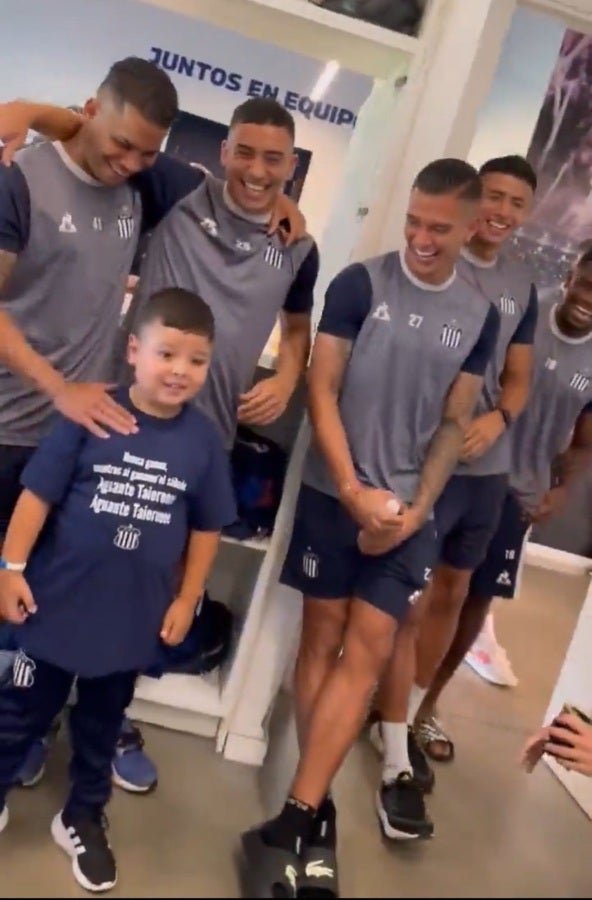 Jugadores de Talleres con Fran, niño viral