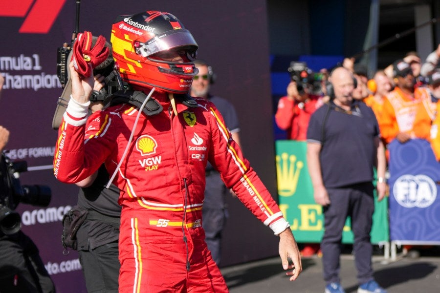 Carlos Sainz festejando su victoria en Australia