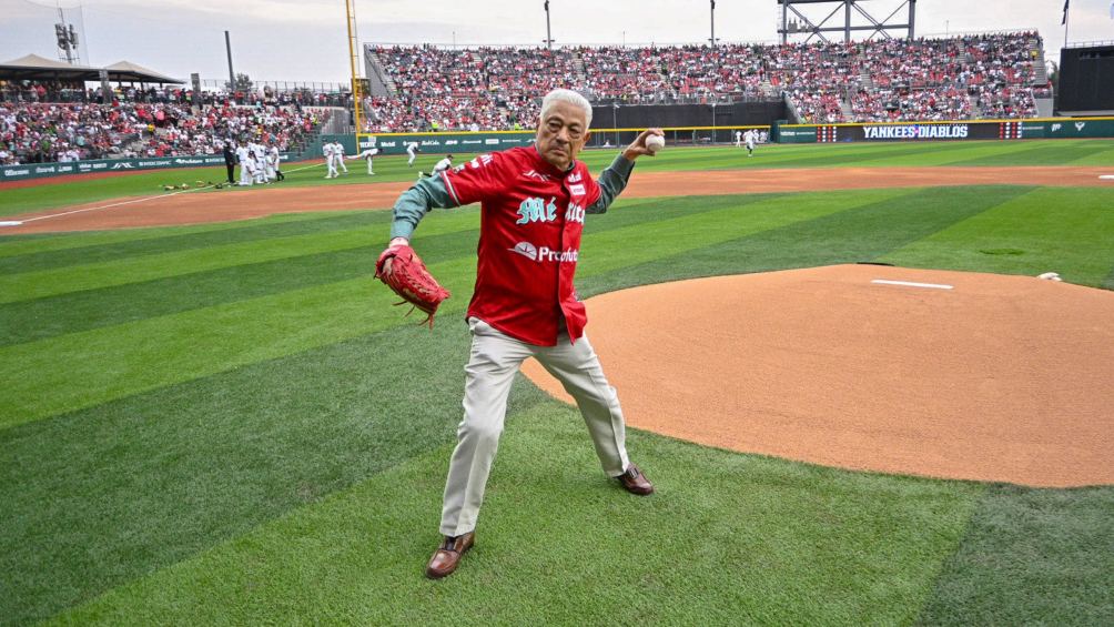 ¡Invitado de lujo! Alfredo ‘Zurdo’ Ortiz lanza primera bola del Diablos vs Yankees