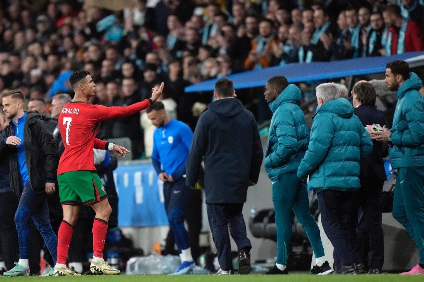 Cristiano Ronaldo 'explota' contra un árbitro tras derrota de Portugal ante Eslovenia