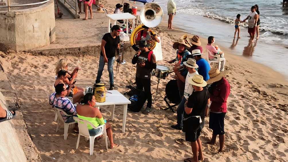 Autoridades del puerto buscan evitar que crezca el conflicto entre hoteleros y músicos. 