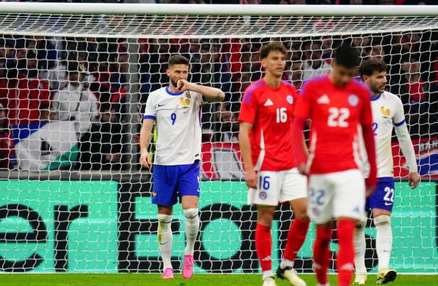 Igor Lichnovsky (16) tras gol de Giroud